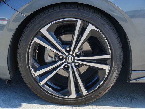 Used 2020 Nissan Sentra SR w/ Premium Package FWD image 12