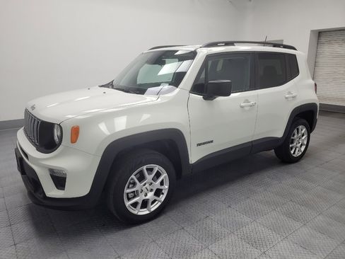 Used 2022 Jeep Renegade Latitude AWD/4WD image 2