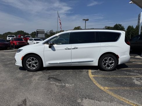 Used 2023 Chrysler Pacifica Limited w/ Uconnect Theater Family Group FWD image 2