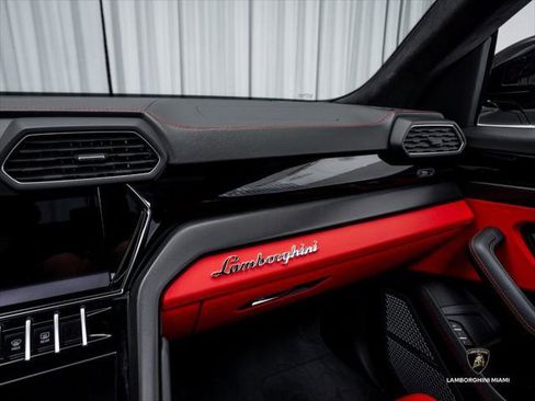 Used 2022 Lamborghini Urus AWD/4WD image 31
