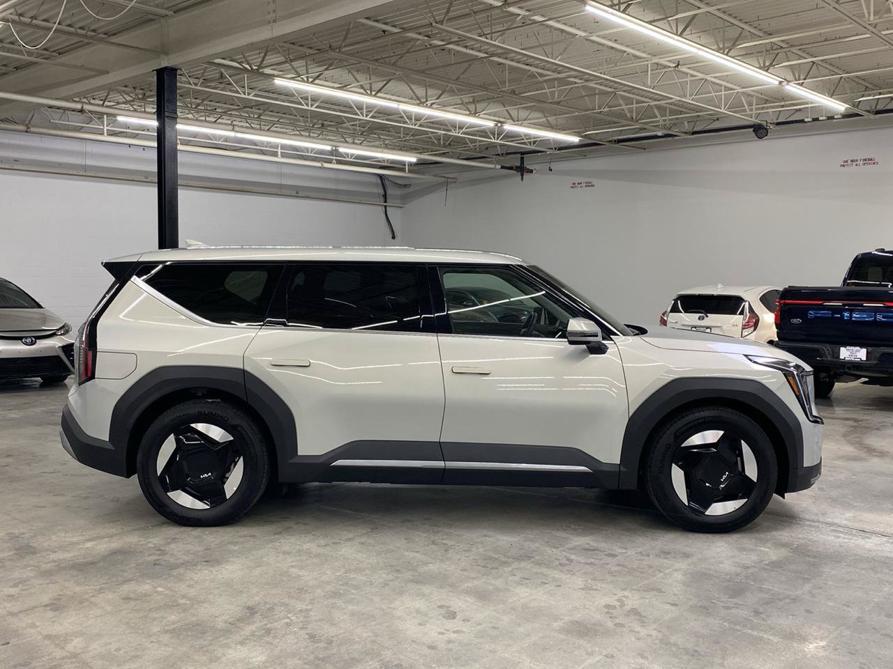Used 2026 Kia EV9 Light RWD image 6