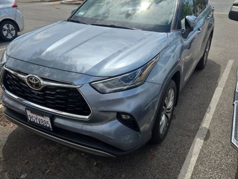 Used 2023 Toyota Highlander Platinum FWD image 1