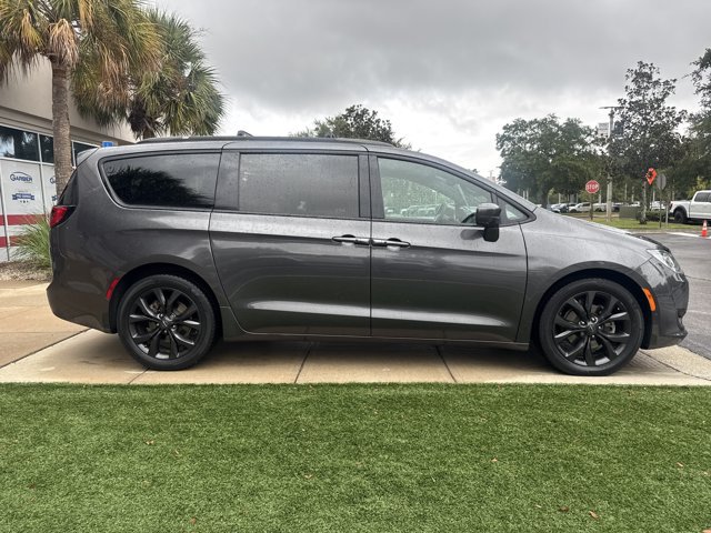 Used 2020 Chrysler Pacifica Touring-L Plus FWD image 2