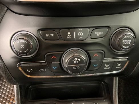 Used 2019 Jeep Cherokee Latitude Plus w/ Comfort/Convenience Group AWD/4WD image 25