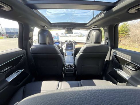 Used 2025 Mercedes-Benz GLC 300 4MATIC image 12