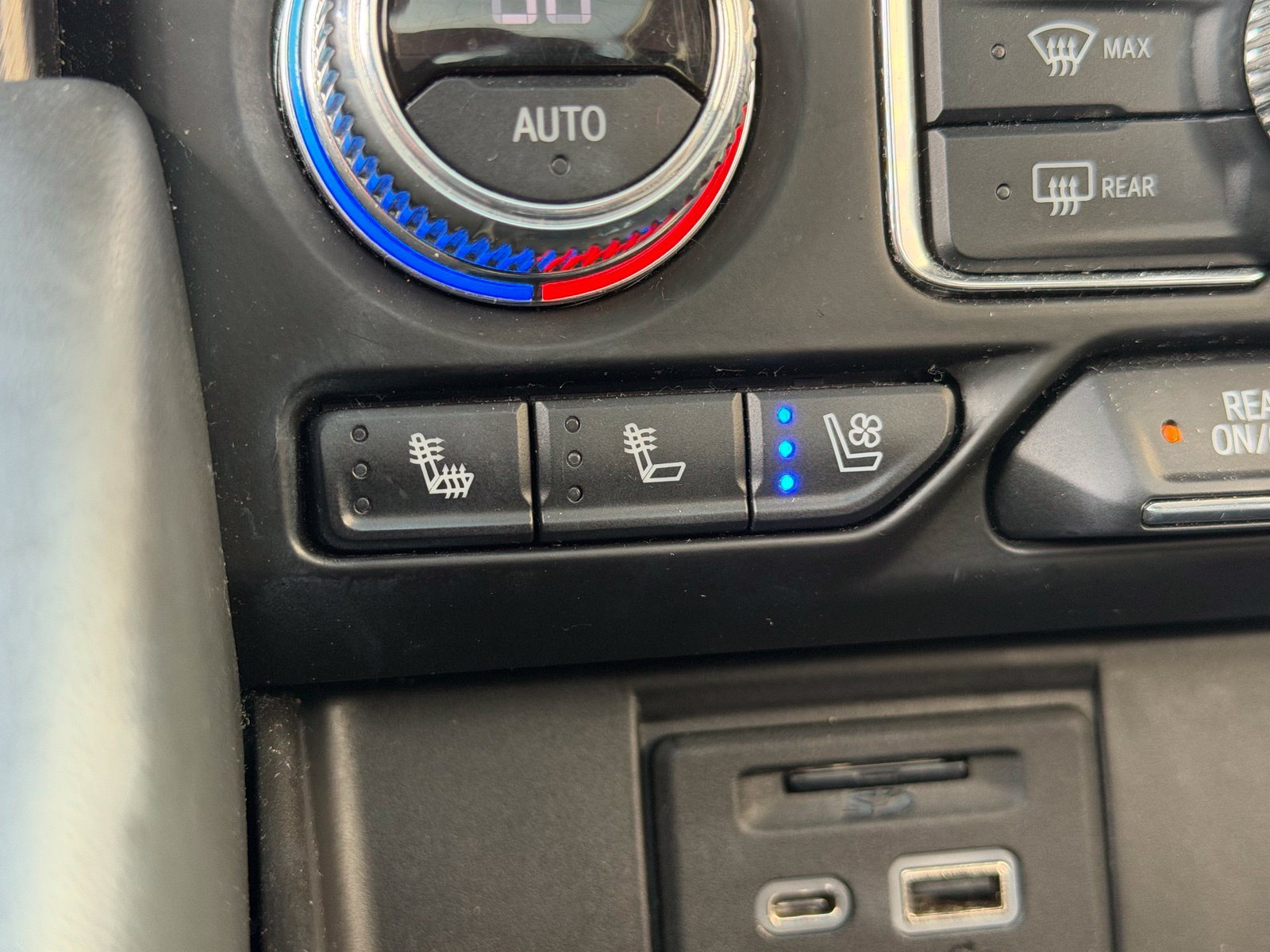 Used 2021 GMC Yukon AT4 w/ AT4 Premium Plus Package AWD/4WD image 10