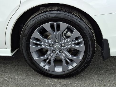 Certified 2025 Honda Odyssey Touring image 8