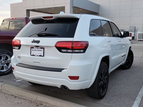 Used 2021 Jeep Grand Cherokee Laredo X image 3