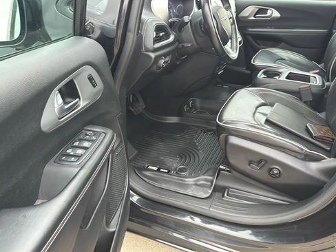 Used 2018 Chrysler Pacifica Limited w/ Advanced Safetytec Group FWD image 45