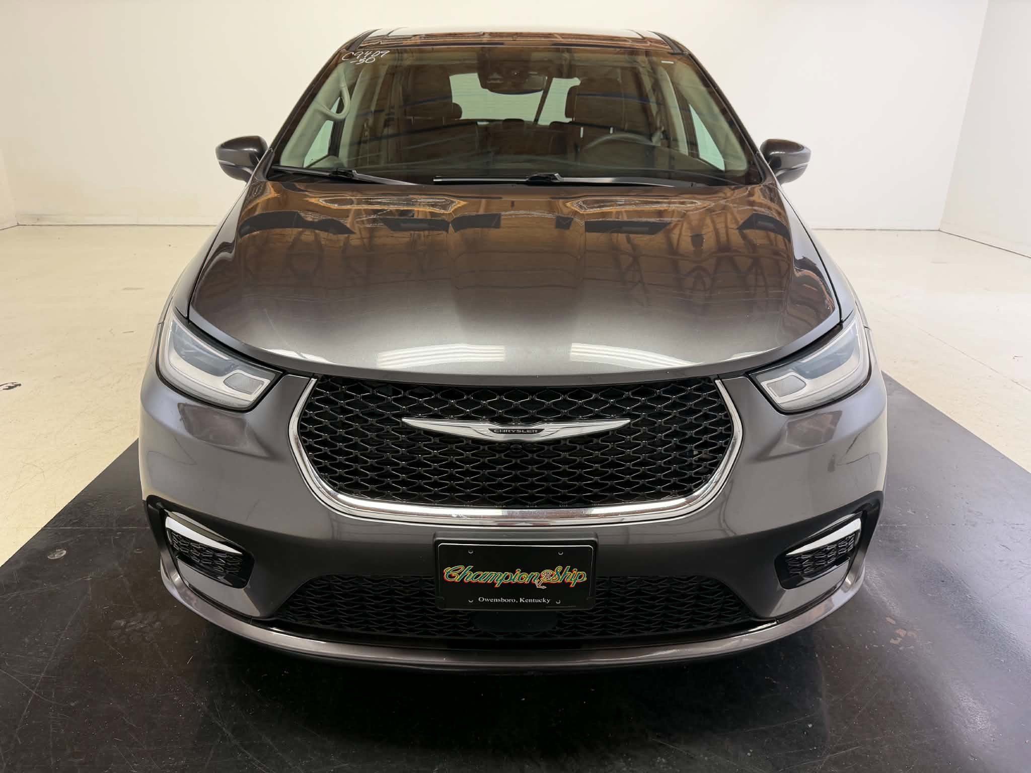 Used 2023 Chrysler Pacifica Touring-L FWD image 13