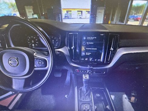 Used 2020 Volvo XC60 T5 Momentum w/ Protection Package image 6