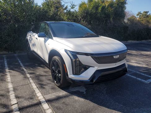 New 2025 Cadillac Optiq Sport 2 w/ LPO, ONYX Package image 7