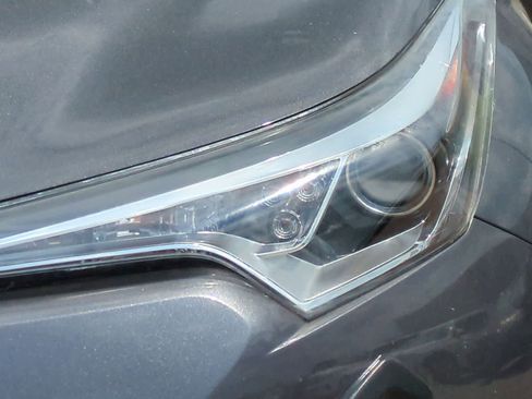 Used 2019 Toyota C-HR LE FWD image 11
