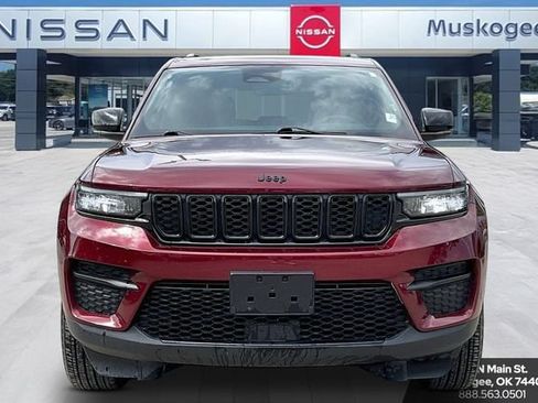 Used 2025 Jeep Grand Cherokee Altitude AWD/4WD image 2