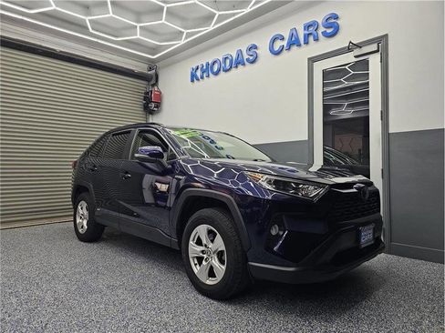 Used 2020 Toyota RAV4 XLE image 7