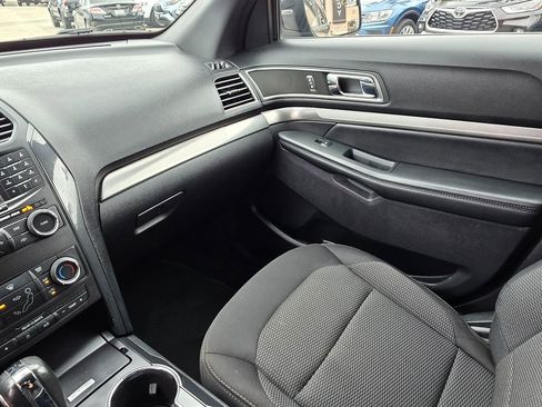 Used 2019 Ford Explorer XLT image 46