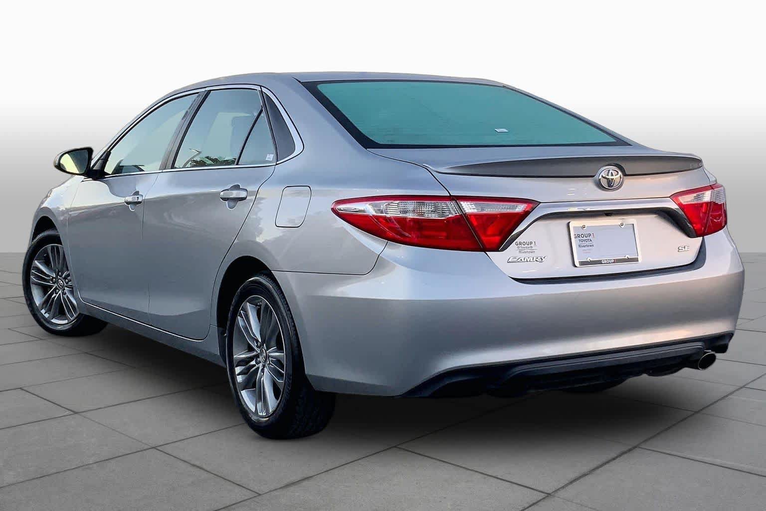 Used 2017 Toyota Camry SE w/ Moonroof Package FWD image 11