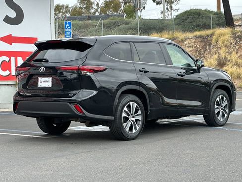Used 2024 Toyota Highlander XLE FWD image 5