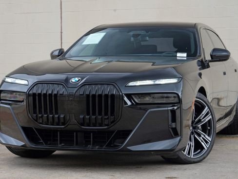 Used 2023 BMW 760i xDrive AWD/4WD image 3