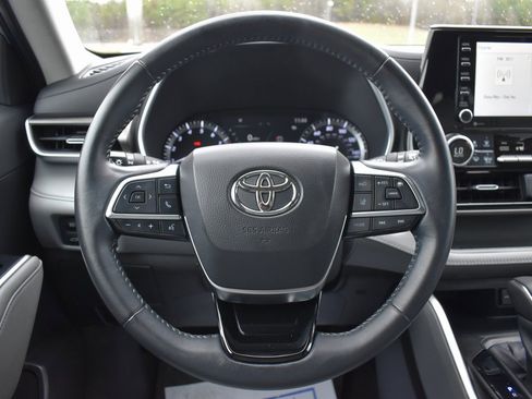 Used 2021 Toyota Highlander XLE image 19