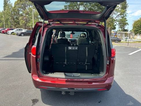 Used 2019 Chrysler Pacifica Touring-L Plus w/ S Appearance Package image 16