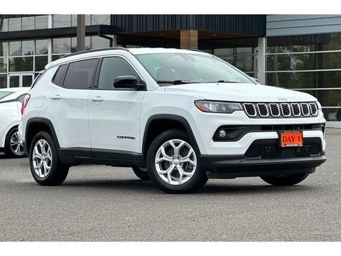 Used 2024 Jeep Compass Latitude image 2