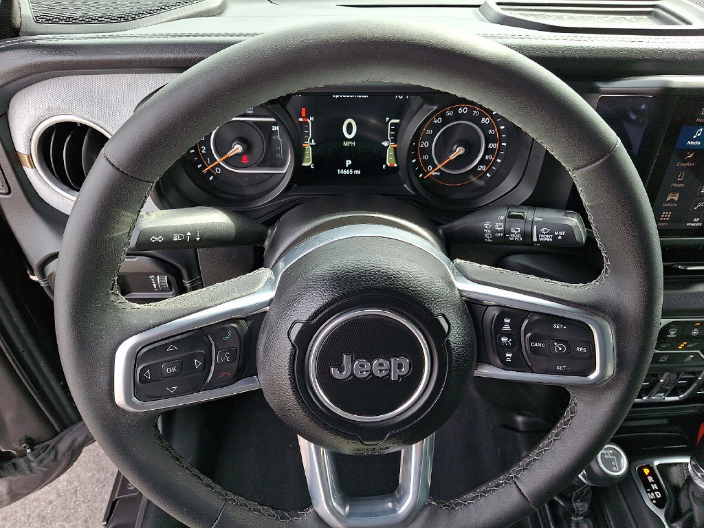 Certified 2025 Jeep Wrangler Unlimited Sahara w/ Dual Top Group AWD/4WD image 17