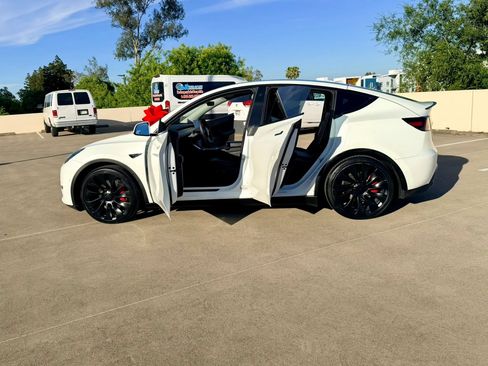 Used 2022 Tesla Model Y Performance AWD/4WD image 38