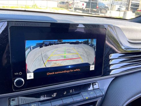 Used 2025 Toyota Camry SE image 28