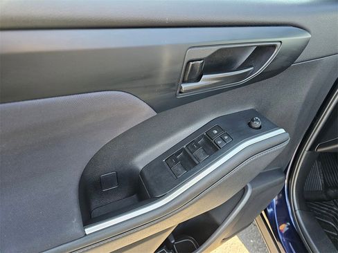 Used 2022 Toyota Highlander LE image 20