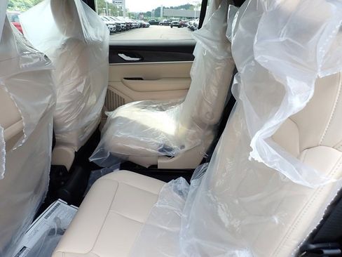 New 2025 Jeep Grand Cherokee L Limited image 13