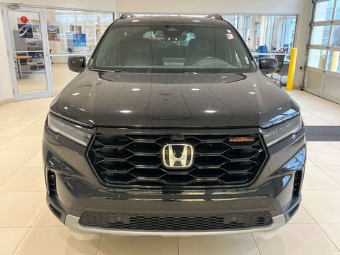 Used 2025 Honda Pilot TrailSport image 2