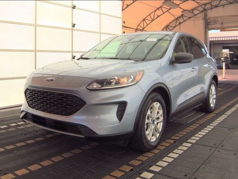 Used 2022 Ford Escape SE image 2