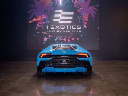 Used 2023 Lamborghini Huracan EVO image 3