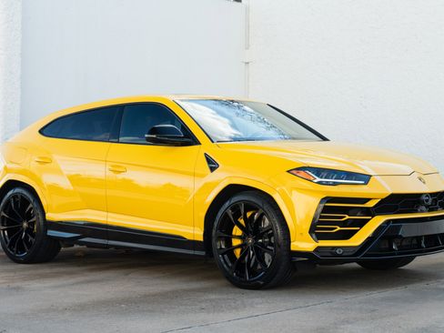 Used 2021 Lamborghini Urus image 2
