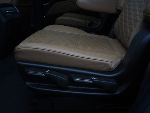 Used 2022 Cadillac Escalade Premium Luxury image 37