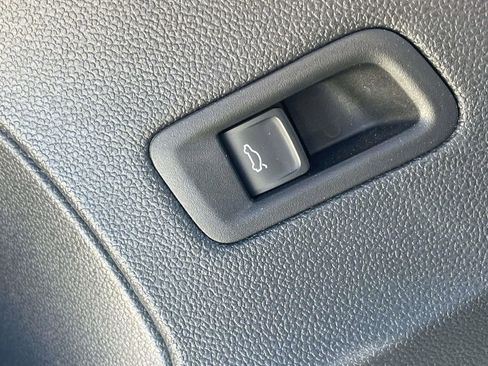Certified 2025 Volkswagen Atlas SE FWD image 17