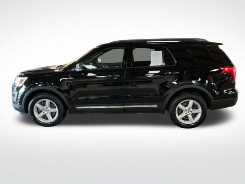 Used 2017 Ford Explorer XLT w/ Equipment Group 202A AWD/4WD image 2