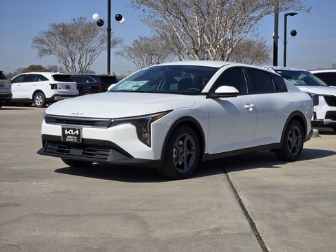 New 2026 Kia K4 FWD image 2