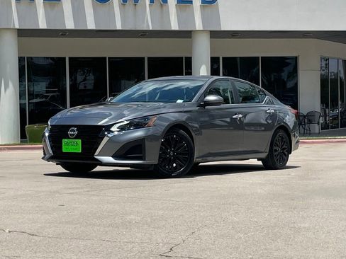Used 2025 Nissan Altima 2.5 SV w/ SV Special Edition Package FWD image 2