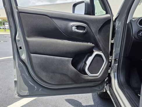 Used 2021 Jeep Renegade Latitude FWD image 15