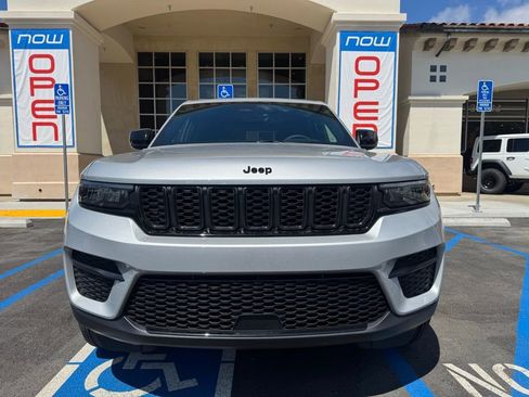 Certified 2025 Jeep Grand Cherokee Altitude image 9