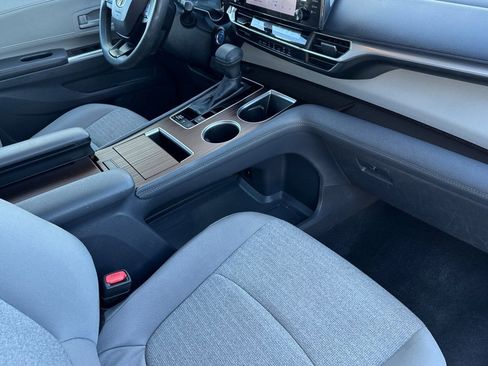 Used 2024 Toyota Sienna LE image 32