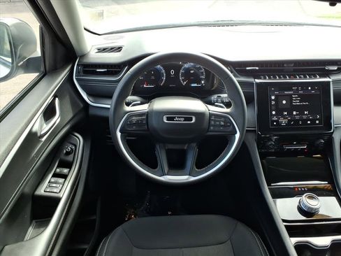 Used 2023 Jeep Grand Cherokee Laredo image 10