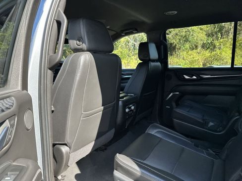 Used 2023 GMC Yukon XL Denali image 12