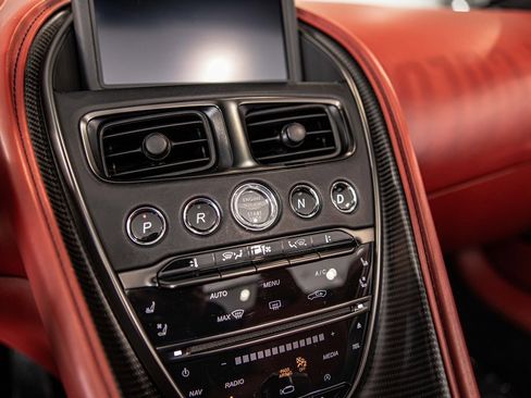 Used 2022 Aston Martin DB11 Volante image 26