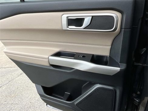 Used 2023 Ford Explorer XLT image 19