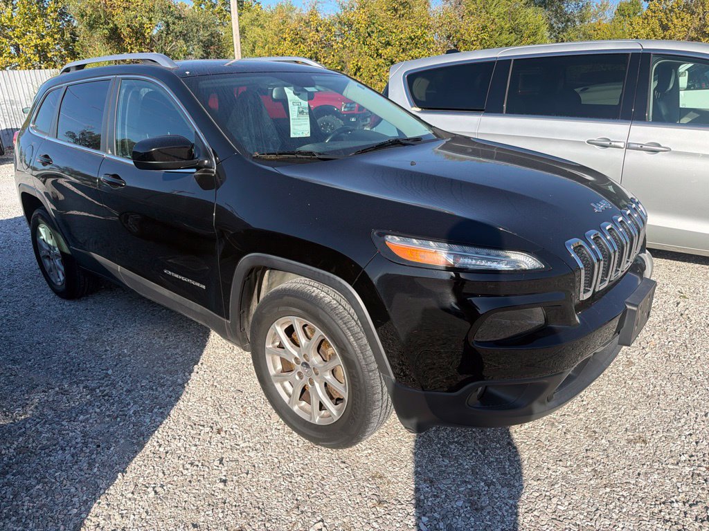 Used 2017 Jeep Cherokee Latitude w/ Cold Weather Group AWD/4WD image 4