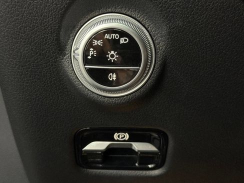 Used 2025 Mercedes-Benz C 300 Sedan image 32