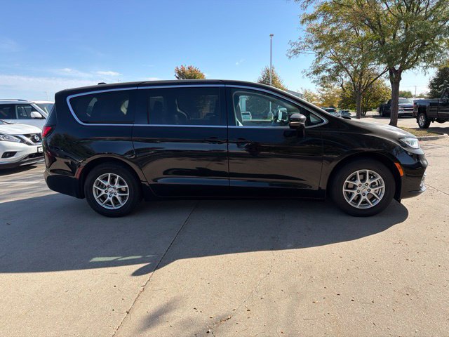 Used 2024 Chrysler Pacifica Touring-L FWD image 5